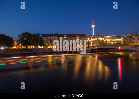 Der Berliner Spree und TV-Turm (Fernsehturm) in der Dämmerung mit Lichtspuren Stockfoto