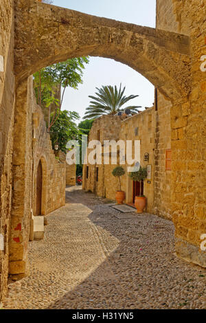 Typische Seitenstraße in der alten Stadt von Rhodos, Insel Rhodos, Dodekanes Insel Gruppe, Griechenland. Stockfoto