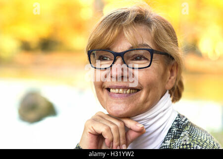 Porträt von Reife attraktive Frau mit blonden Haaren Stockfoto