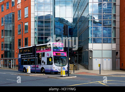 Doppeldecker-Bus auf Neville Street, City Center, Leeds, West Yorkshire Stockfoto