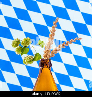Bierflasche mit Hop Weizen Ast, weiße blaue bayerische Fahne Stockfoto