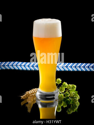 Natürliche trübe Hefe Weißbier aus Glas mit Hopfen und Weizen Ähre schwarz Stockfoto