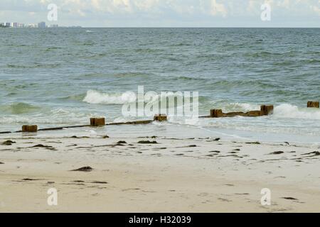 Wellen in Zement Säulen kurz nach Sonnenaufgang. Stockfoto