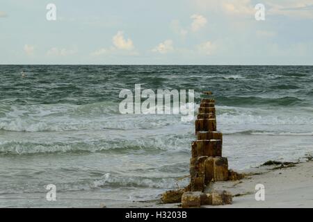 Wellen in Zement Säulen kurz nach Sonnenaufgang. Stockfoto