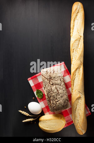 Brot und Backwaren Produkte auf hölzernen Hintergrund Stockfoto