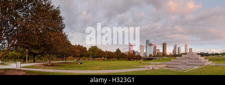 Panorama der Innenstadt von Houston und Polizei Memorial - Houston Texas Stockfoto