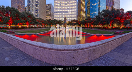 Downtown Houston Skyline Hermann Platz-Rathaus herausgeputzt in Weihnachtsbeleuchtung - Houston Texas Stockfoto