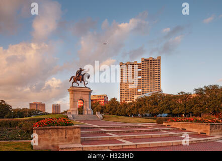 Sam Houston Statue gebadet in goldene Stunde Licht - Hermann Park - Houston Texas Stockfoto