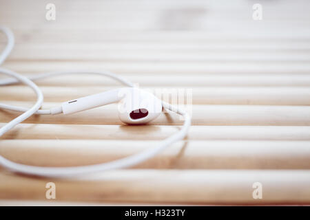 Kopfhörer auf einem Holztisch Stockfoto