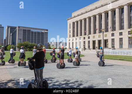 Eine Segway-Tour-Gruppe hält in Public Square vor dem Davidson County Court House und Rathaus in Nashville, Tennessee.sight-seeing Stockfoto