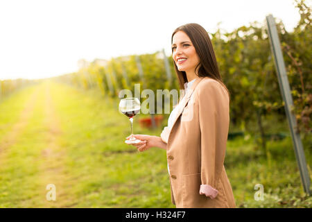 Winzer-Frau überprüfen Rotwein in einem Weinberg Stockfoto