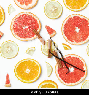 Auflistung der ganze und geschnittene gelbe, orange und rote Frischobst auf weißem rustikalen Hintergrund. Stillleben-Muster-Hintergrund. OV Stockfoto