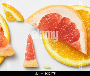Frische Zitrusfrüchte Scheiben Hintergrund von oben gesehen. Grapefruit, orange Muster Stockfoto