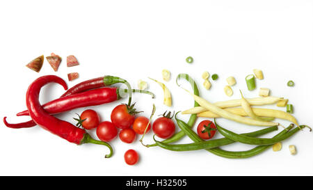 rote Paprika, gelbe und grüne Bohnen mit Kirschtomaten. Isoliert auf weißem Hintergrund. Stockfoto