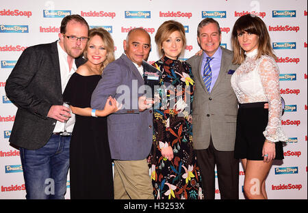 (links nach rechts) Emmerdale Liam Fox, Michelle Hardwick, Bhasker Patel, Charlotte Bellamy, John Middleton und Laura Norton darstellen mit dem Award für die beste Seife bei den Inside Soap Awards 2016 im Hippodrome Casino in London statt. Stockfoto