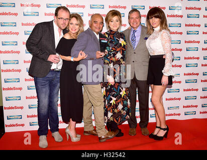 (links nach rechts) Emmerdale Liam Fox, Michelle Hardwick, Bhasker Patel, Charlotte Bellamy, John Middleton und Laura Norton darstellen mit dem Award für die beste Seife bei den Inside Soap Awards 2016 im Hippodrome Casino in London statt. Stockfoto