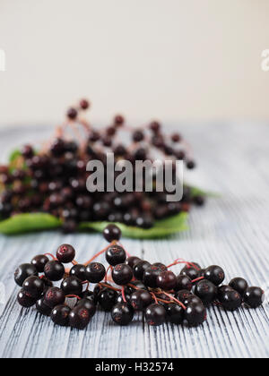 Download Vorschau Sambucus Nigra - Holunder auf dem hölzernen Hintergrund speichern Stockfoto