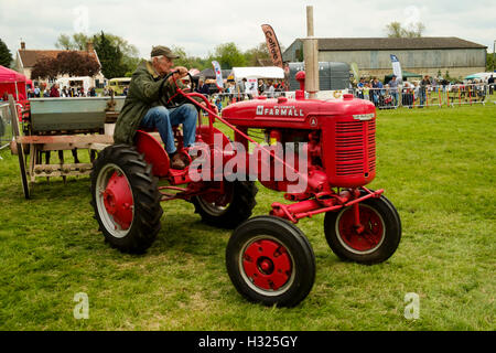 Farmall Mccormick Oldtimer-Traktor bei Hadleigh Land show Stockfoto