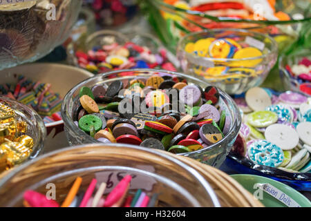 Eine Auswahl von Schaltflächen in einem Tasten-Shop in der Cardiff-Arkaden Stockfoto