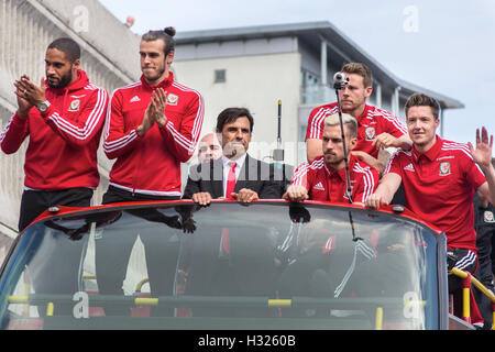 Die Walisische Fußballnationalmannschaft Reisen mit offenen Bus durch Cardiff nach ihren Erfolg bei der Euro 2016 in Frankreich. Stockfoto