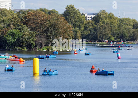 Boote auf dem Serpentine See im Hyde Park, London England Vereinigtes Königreich UK Stockfoto