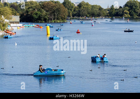 Boote auf dem Serpentine See im Hyde Park, London England Vereinigtes Königreich UK Stockfoto