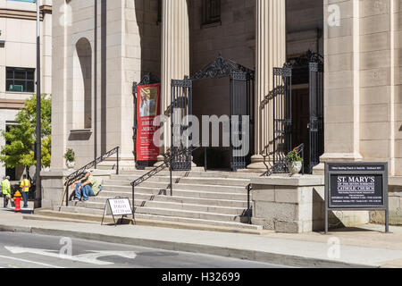 Der vordere Eingang zum St. Maria der sieben Schmerzen katholische Kirche in Nashville, Tennessee. Stockfoto