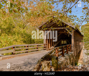 Harrisburg Covered Bridge in ländlichen Sevier County, Tennessee, USA im Herbst oder im Herbst Monate. Stockfoto