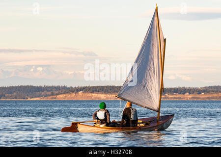 Segelboot segeln, Holzboot, mit Sprit Rig Segeln auf Port Townsend Bucht, Puget Sound mit Mount Baker im Hintergrund. Stockfoto