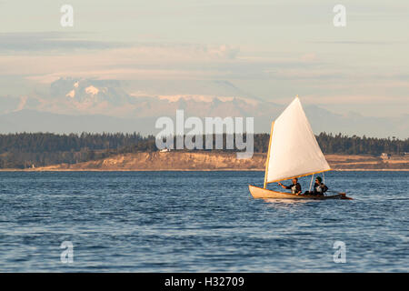 Segelboot segeln, Holzboot, mit Sprit Rig Segeln auf Port Townsend Bucht, Puget Sound mit Mount Baker im Hintergrund. Stockfoto