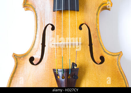 Nahaufnahme einer Geige zeigt die f-Löcher. Stockfoto