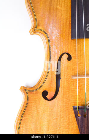 Nahaufnahme einer Violine mit f-Loch. Stockfoto