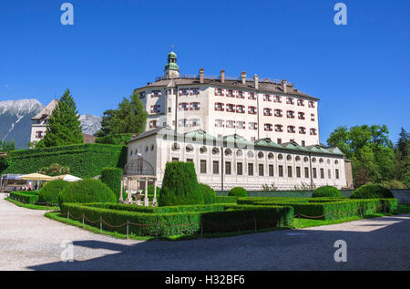 Schloss Ambras und der grüne Garten in Innsbruck, die Hauptstadt von Tirol, Österreich Stockfoto