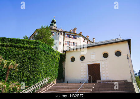 Schloss Ambras und der grüne Garten in Innsbruck, die Hauptstadt von Tirol, Österreich Stockfoto