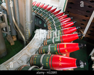 Zeughaus voller Muscheln auf HMS Belfast Stockfoto