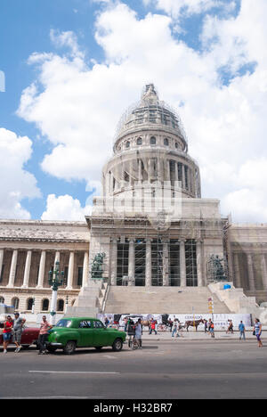 Havanna Kuba 2014 - amerikanische Oldtimer und Touristen vor dem Capitol Gebäude derzeit in Restaurierung. Stockfoto