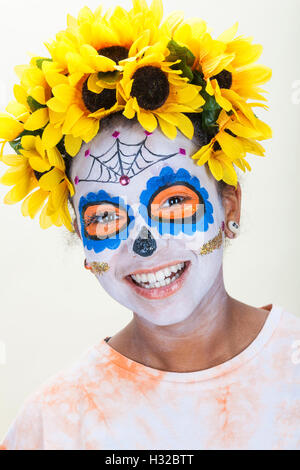 Glückliches Mädchen in Dia de Los Muertos, Tag der Toten Schädel Halloween Make-up Stockfoto