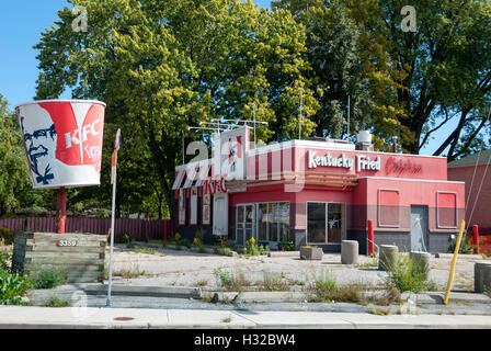 Ein geschlossenes KFC Kentucky Fried Chicken Outlet in Toronto. Das Unternehmen soll verlegt und sein wertvolles Grundstück in der Innenstadt verkauft und für Wohnungen umgewidmet werden. Stockfoto