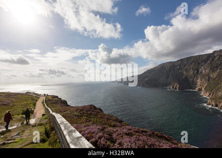 Wanderer der Sliabh Liag Ansicht Walk in Slieve League, County Donegal, Irland hinunter. Stockfoto