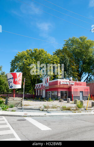 Ein geschlossenes KFC Kentucky Fried Chicken Outlet in Toronto. Das Unternehmen soll verlegt und sein wertvolles Grundstück in der Innenstadt verkauft und für Wohnungen umgewidmet werden. Stockfoto