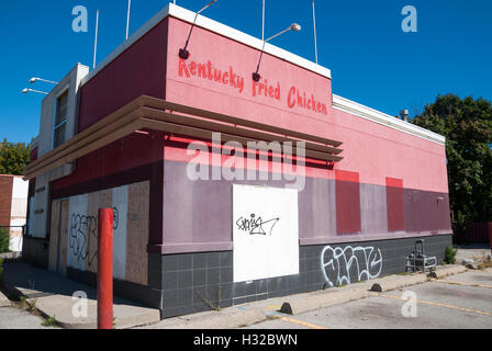 Ein geschlossenes KFC Kentucky Fried Chicken Outlet in Toronto. Das Unternehmen soll verlegt und sein wertvolles Grundstück in der Innenstadt verkauft und für Wohnungen umgewidmet werden. Stockfoto