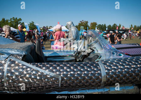 Peter Jarvis schafft einen Entertainer genannt Silber Elvis mit seinem einzigartigen Silber Auto auf 2016 Toronto Buskerfest abgebildet. Stockfoto