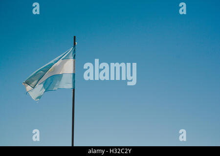 Argentinische Flagge in einem klaren blauen Himmel. Freiraum für Text oder Überschrift Stockfoto