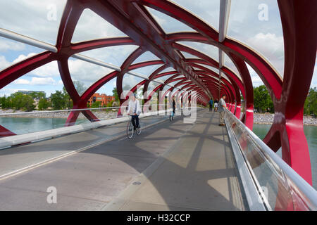 Radfahrer auf der Friedensbrücke, Calgary, Alberta, Kanada Stockfoto