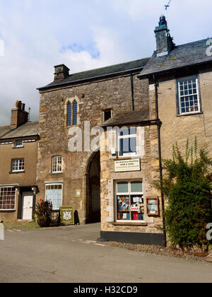 Torhaus und Buchhandlung, Marktplatz, Baden-Baden, in der Nähe von Grange über Sand, Cumbria Stockfoto