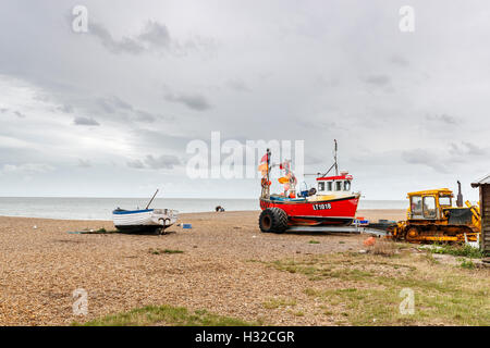 East Anglian Landschaft: Fischerboot auf Anhänger gezogen von einem Caterpillar Traktor am Strand in Aldeburgh, Suffolk Coast, East Anglia, Ostengland Stockfoto