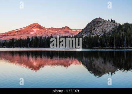 Warmen Morgenlicht an Pyramid Peak entlang Lake Of The Woods, Verwüstungwildnis, Eldorado National Forest, Kalifornien, USA Stockfoto