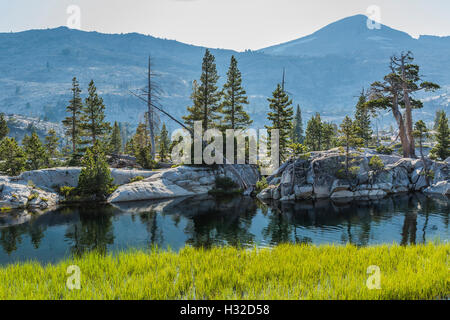 Wasser und Granit am Ufer am See Ropi in der Trostlosigkeit Wildnis, Eldorado National Forest, Kalifornien, USA Stockfoto