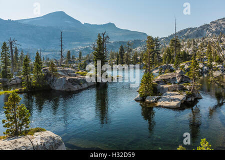 Wasser und Granit am Ufer am See Ropi in der Trostlosigkeit Wildnis, Eldorado National Forest, Kalifornien, USA Stockfoto