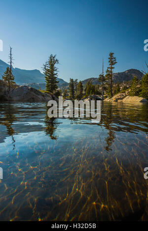 Wasser und Granit am Ufer am See Ropi in der Trostlosigkeit Wildnis, Eldorado National Forest, Kalifornien, USA Stockfoto